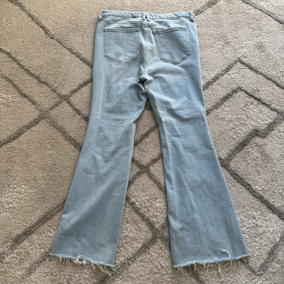 Good American Good Legs Flare Light Wash Jeans
Fray Hem H740 Wide Leg 15 / 34 - Picture 9 of 12